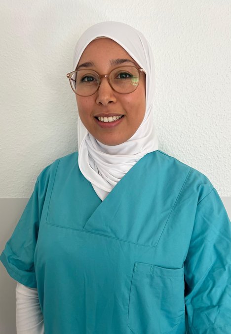 Houda Kajja, Auszubildende