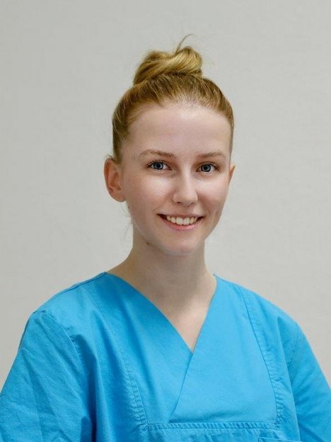 Mia Löhr, Auszubildende